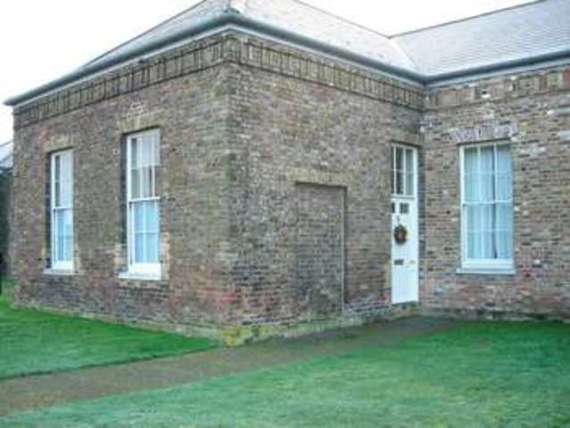 2 Bedroom End of Ter...