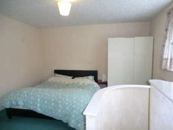 8 Bedroom End of Ter...