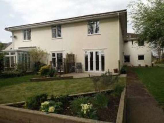 2 Bedroom End of Ter...