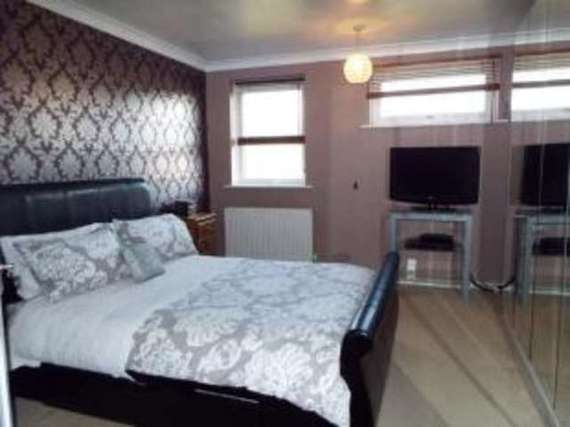 2 Bedroom End of Ter...