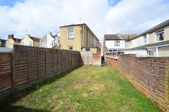 2 Bedroom End of Ter...