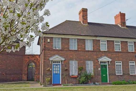 2 Bedroom End of Ter...