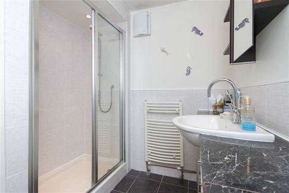 2 Bedroom End of Ter...