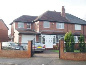 5 bedroom Semi-Detached to rent