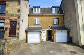 3&nbsp;Bedroom&nbsp;Town House