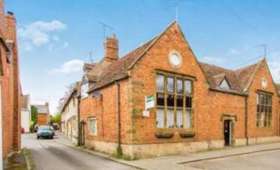 2 Bedroom End of Ter...